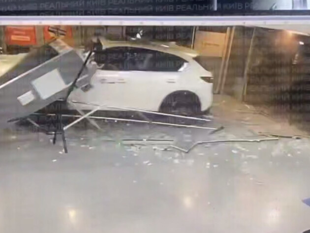 У Києві машина влетіла в ТЦ Ocean Plaza. Відео