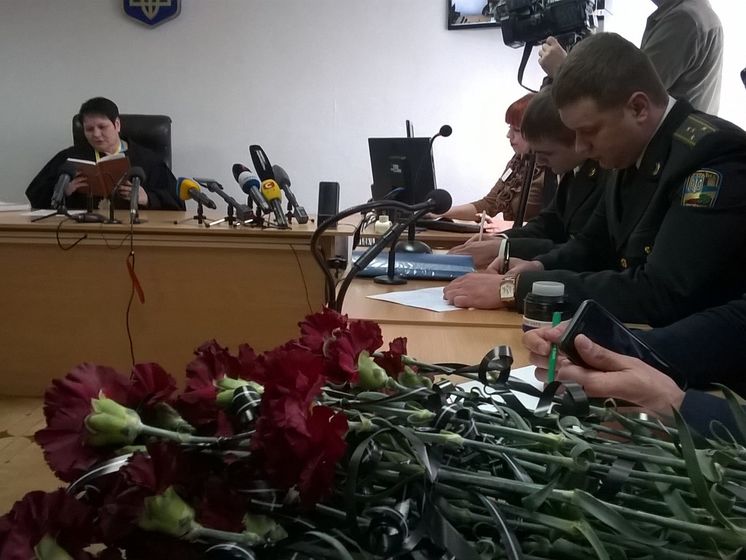 Родственники погибших в катастрофе Ил-76 принесли генералу Назарову 49 гвоздик