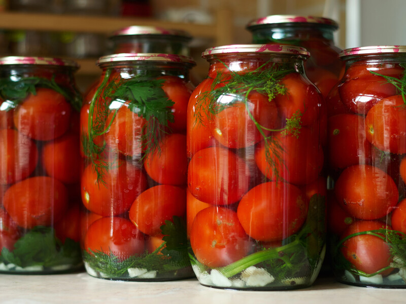 Залейте помидоры этим простым маринадом – и получите упругие овощи на зиму. Быстрый рецепт