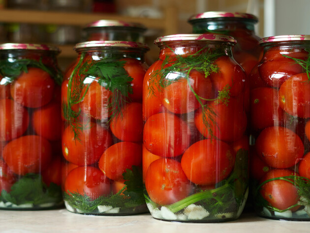 Залийте помідори цим простим маринадом – і отримаєте пружні овочі на зиму. Швидкий рецепт