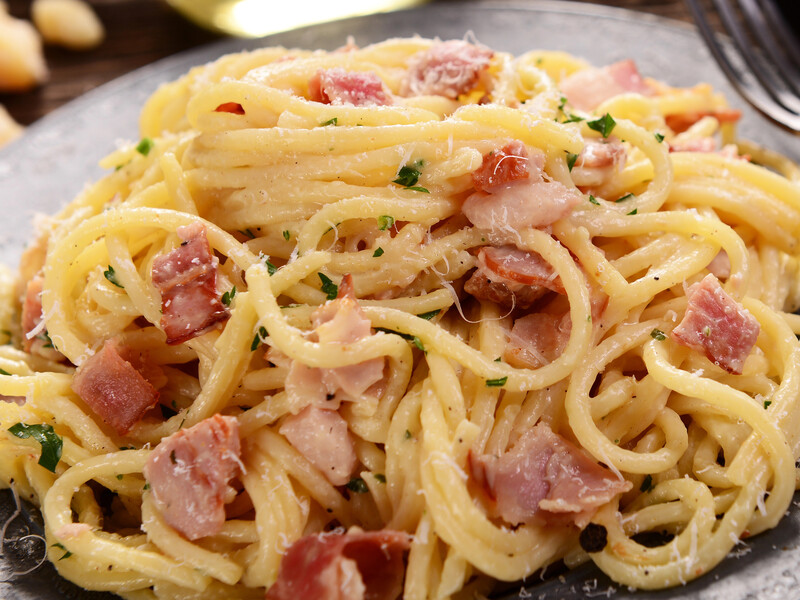 Змішайте цей сирний соус із макаронами – і вони вийдуть неймовірно ароматними і смачними. Швидкий рецепт