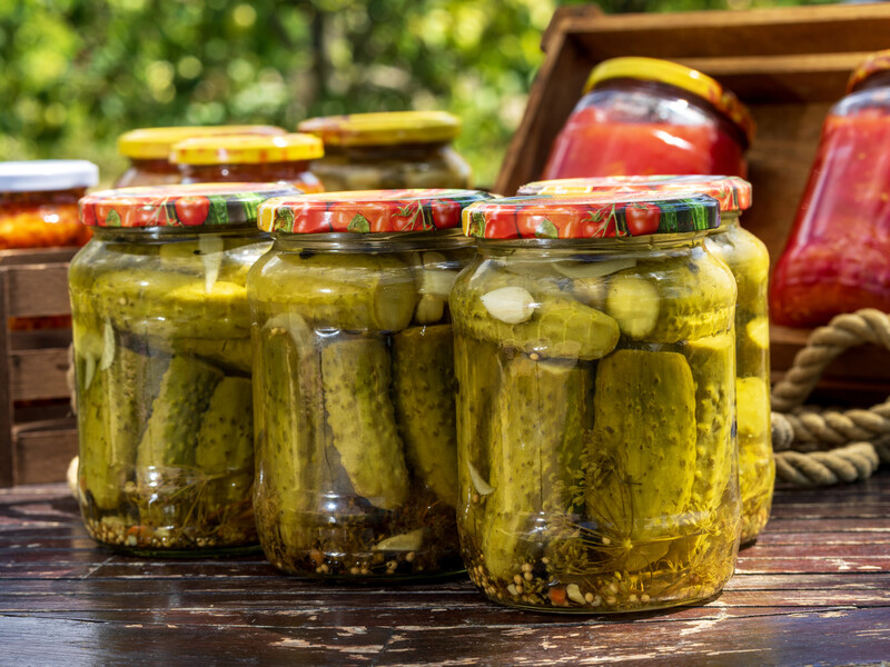 Просто смешайте это – и легендарные консервированные огурцы с кетчупом чили получатся нежными и вкусными