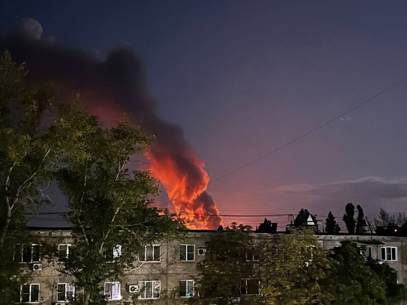 "Нефтебаза отдыхает, по-моему". В Саратове после атаки дронов горит НПЗ. Фото, видео