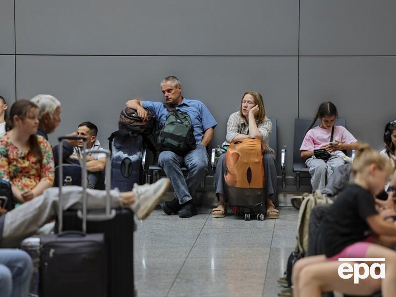 В аэропорту Сочи пассажиры отложенных рейсов съели всю еду