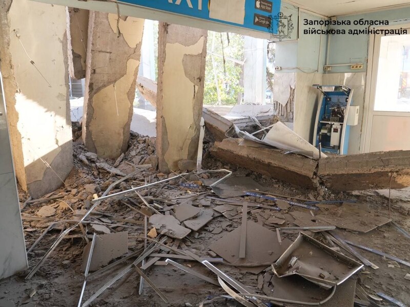 Россияне ударили авиабомбами по автостанции в Запорожье, под завалами ищут людей