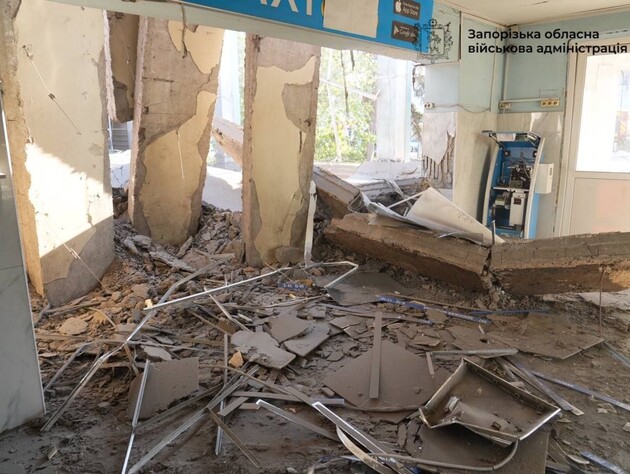 Россияне ударили авиабомбами по автостанции в Запорожье, под завалами ищут людей