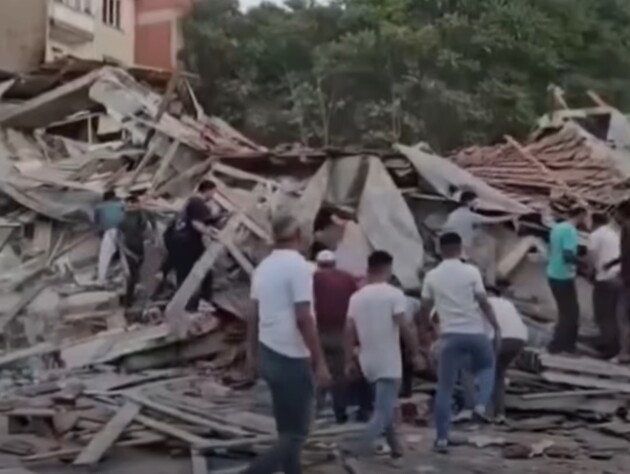 В Турции произошло землетрясение. Разрушены дома, есть раненые и погибший