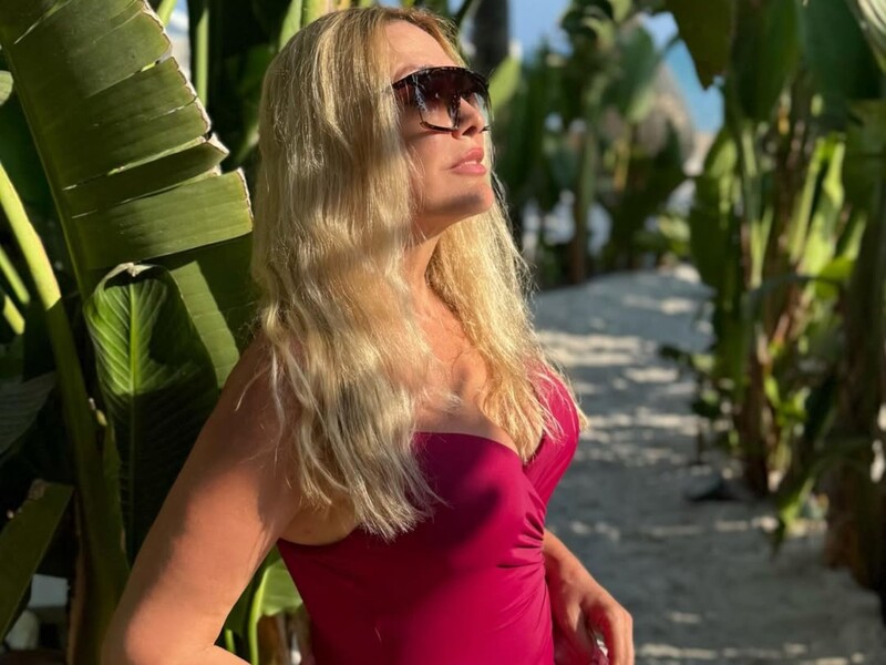 Ольга Сумська засвітила божественну фігуру в яскравому купальнику. Фото