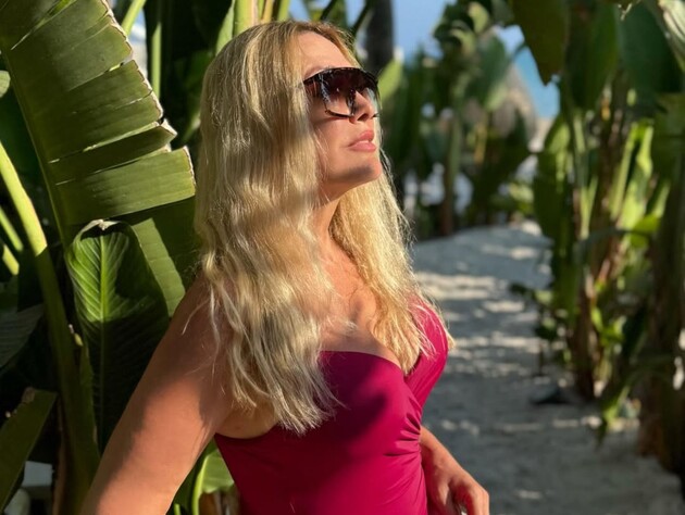 Ольга Сумская засветила божественную фигуру в ярком купальнике. Фото