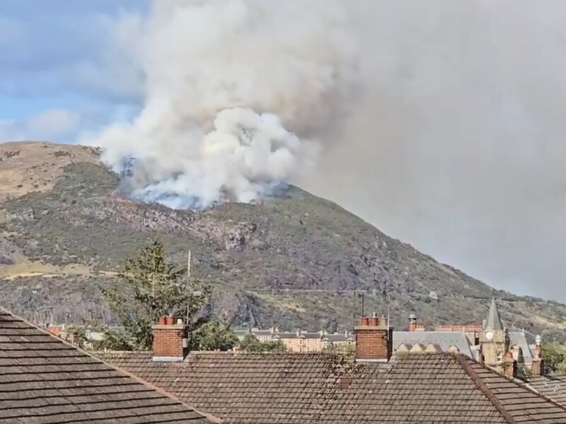 Пожар охватил Трон Артура – холм в Шотландии. Фото, видео