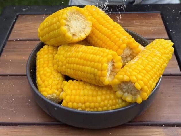 Завдяки цьому варена кукурудза вийде ніжною й ароматною. Рецепт приготування під кришкою