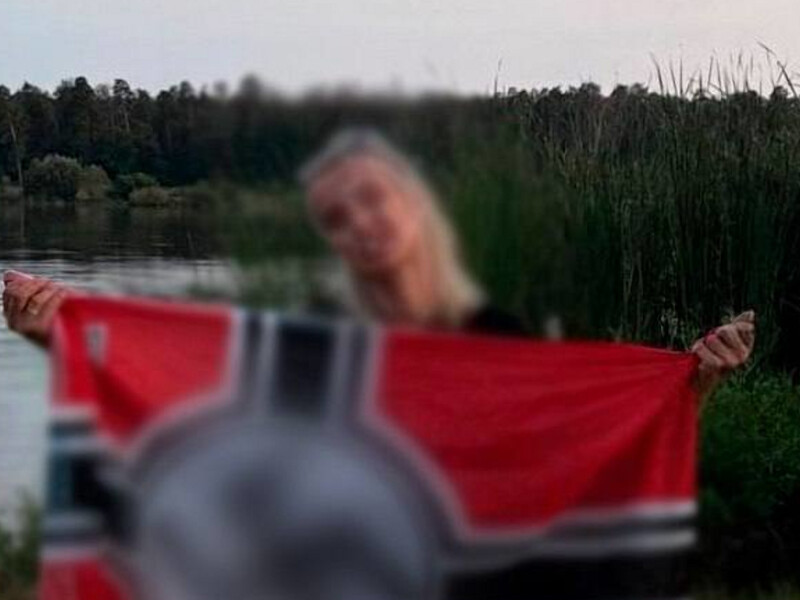 Киевлянка разместила в сети фото с нацистским флагом. СМИ пишет, что это сотрудница Святошинского суда 
