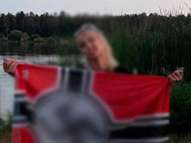 Киянка розмістила в мережі фото з нацистським прапором. ЗМІ пише, що це співробітниця Святошинського суду