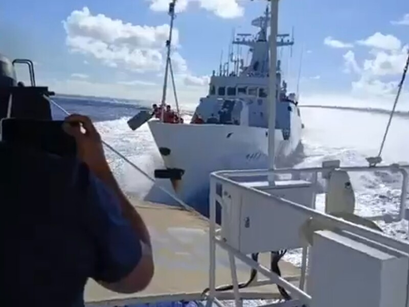 У Південно-Китайському морі зіткнулося два китайські судна, вони переслідували філіппінські. Відео