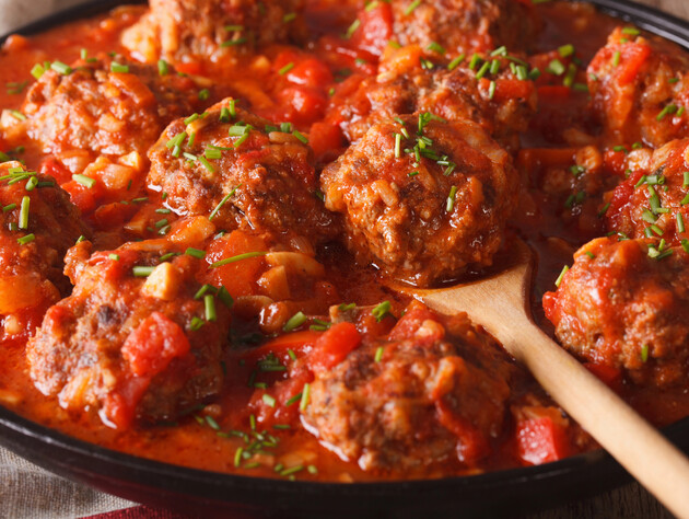 Протушите тефтели в этом соусе – и они получатся невероятно нежными. Быстрый рецепт