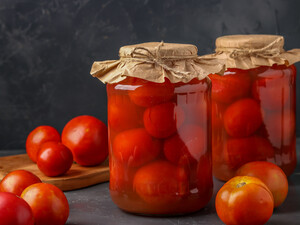 Консервація не вибухне, якщо додасте це в кожну банку з томатами