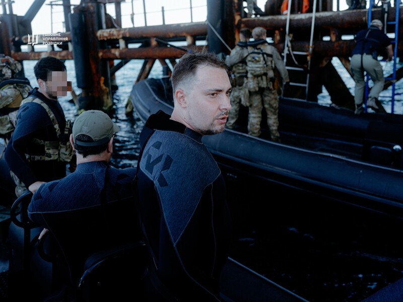 Буданова сфотографировали на Змеином и возле "вышек Бойко". Что он там делал?