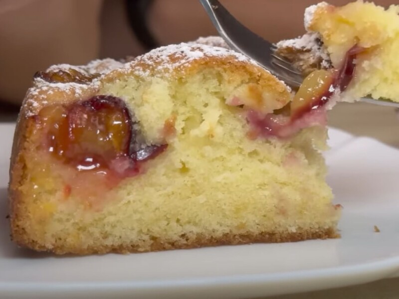 Приготовьте нежный и влажный пирог со сливами по этому рецепту. Секрет идеального теста – в яйцах