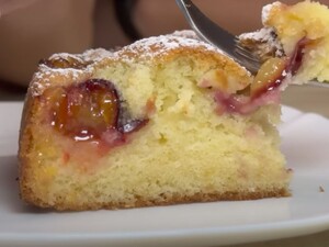 Приготовьте нежный и влажный пирог со сливами по этому рецепту. Секрет идеального теста – в яйцах