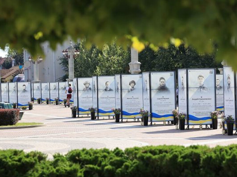 В центре Ирпеня женщина била кулаком по портретам погибших бойцов и показывала непристойный жест