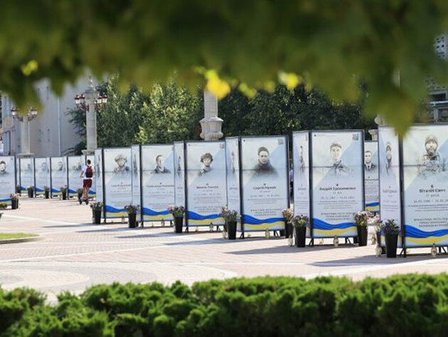 В центре Ирпеня женщина била кулаком по портретам погибших бойцов и показывала непристойный жест