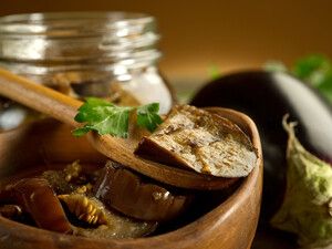 Эти маринованные баклажаны чем дольше стоят, тем вкуснее. Простой рецепт