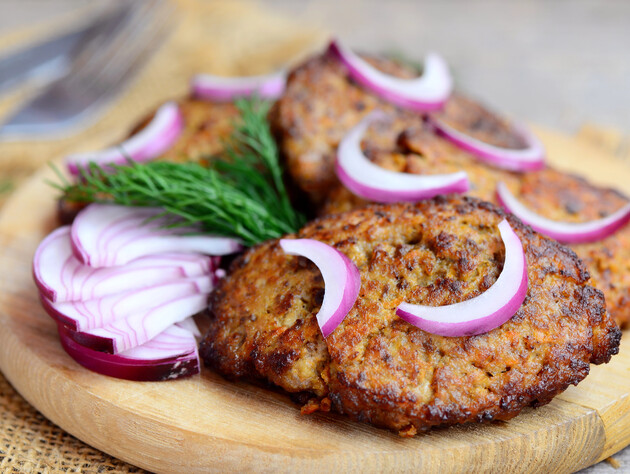 Добавьте к печени обжаренные овощи и специи. Вкусные и полезные печеночные котлеты