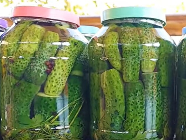 Залиште огірки в цьому розсолі на три дні – і кришки взимку не вибухнуть. Рецепт консервації
