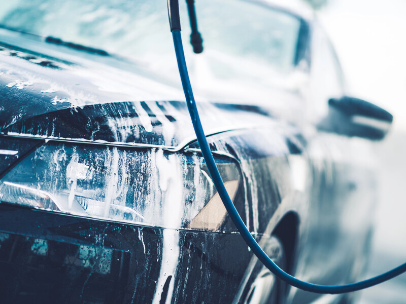 "Апофеоз идиотизма". В Мариуполе люди сидят без воды, но работают автомойки – Андрющенко