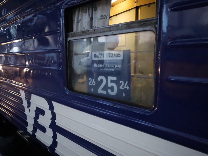 "Укрзалізниця" разоблачила сотни пользователей, которые массово скупали билеты через приложение компании 