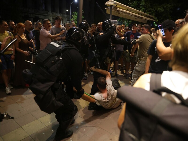 У Сербії відбулися сутички протестувальників із поліцією, десятки людей дістали поранення. Фото