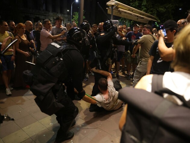 В Сербии произошли столкновения протестующих с полицией, ранены десятки человек. Фото