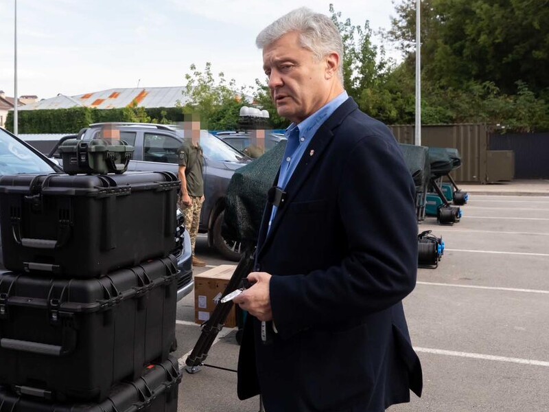 Піджак Canali за 75 тис. грн перед військовослужбовцями – це несмак і цинізм із боку Порошенка – експерт