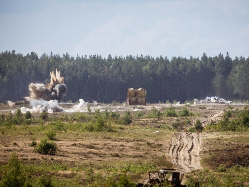 Противотанковые рвы и укрепления. Литва формирует трехуровневую линию обороны на границе