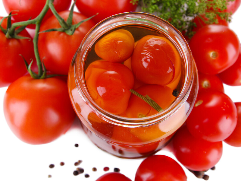 Эти помидоры нельзя консервировать. Если положите такие в банки – они взорвутся