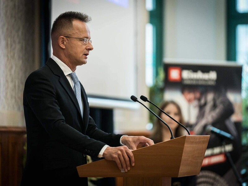 Сийярто обвинил Брюссель в попытке свергнуть правительства трех стран