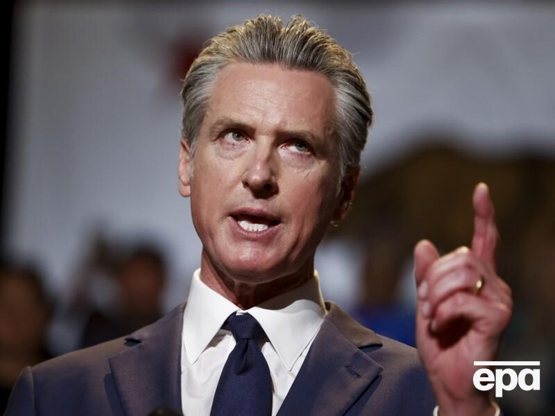 Губернатор Калифорнии заявил, что Трамп "становится на колени" перед Путиным