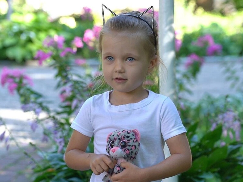 "Дитина щаслива, бігає і грається". Чотирирічна Афіна з Кривого Рогу пройшла курс реабілітації від Фонду Ріната Ахметова