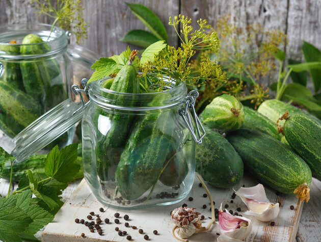 Банки з огірками повибухали. Що робити, щоб урятувати консервацію – поради й лайфхаки