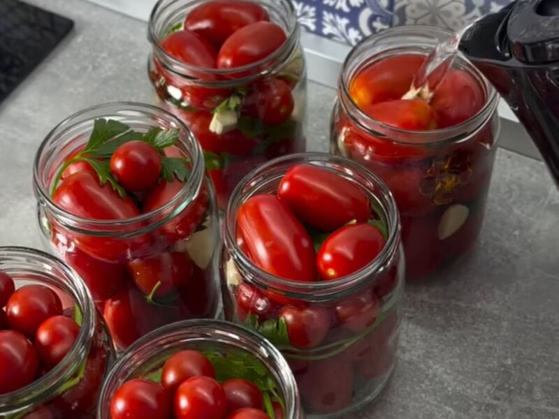 Додайте цю квітку в кожну банку – і помідори вийдуть надзвичайно ароматними. Рецепт консервації