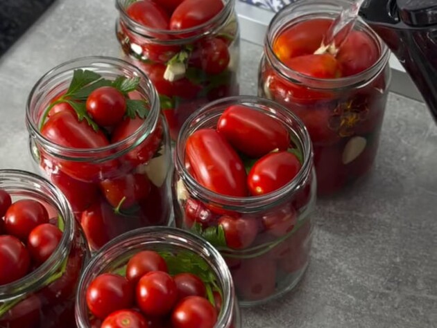 Додайте цю квітку в кожну банку – і помідори вийдуть надзвичайно ароматними. Рецепт консервації