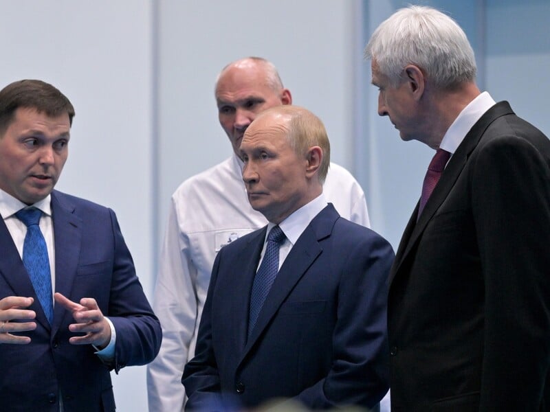 Путін на годину запізнився на одну із зустрічей із Трампом. Кого ще він змушував чекати і який вигляд має, коли чекає сам. Відео