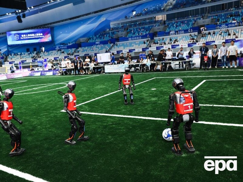"Робот творит историю". Как в Китае проходят первые Олимпийские игры для человекоподобных роботов