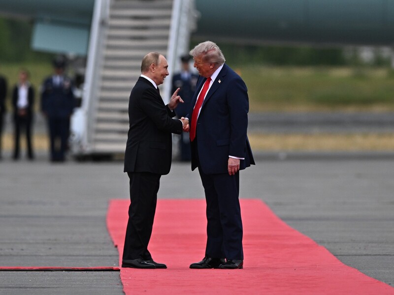 Трамп і Путін зустрілися на Алясці – і поїхали на зустріч в одному автомобілі. Відео