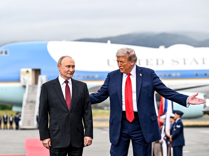 "Як старі друзі". Про що свідчить мова тіл Путіна і Трампа