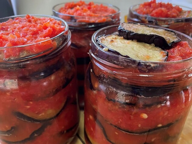 Залийте кружальця баклажанів цією сумішшю – і вийде смачна консервація на зиму. Рецепт без проблем