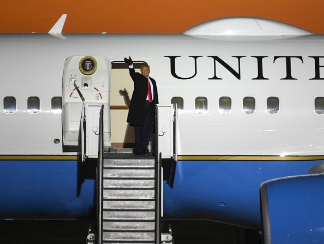 Трамп прилетів в Анкоридж, де має відбутися його зустріч із Путіним