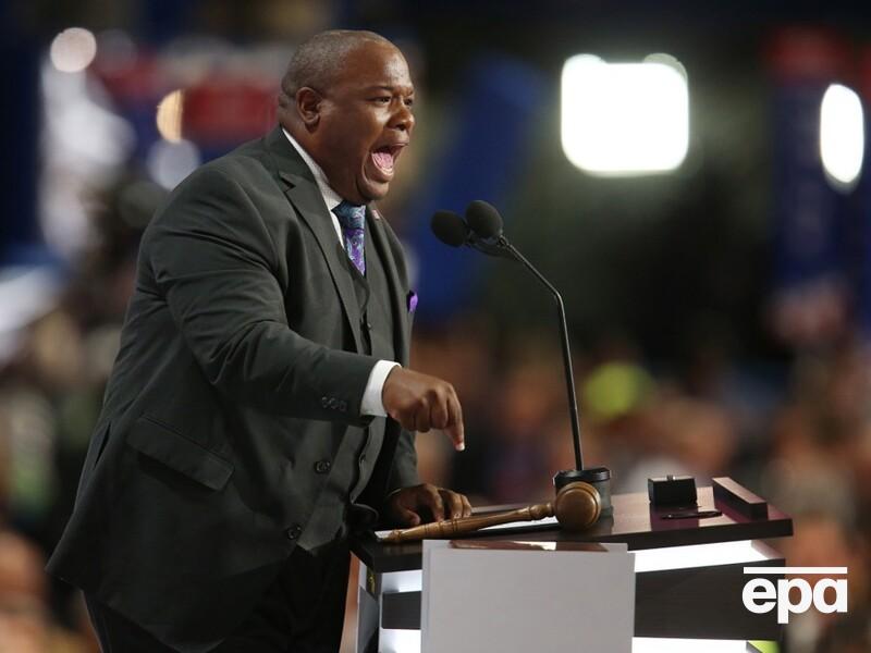 "Не время для пустых жестов, время для смелого лидерства". Духовник Трампа раскритиковал его