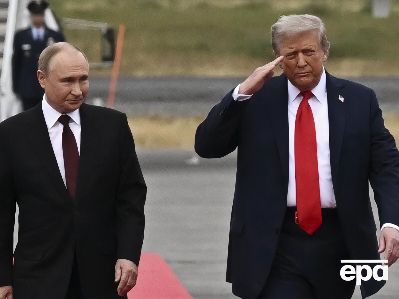 Рукостискання, бойові літаки і гримаси. Саміт Трампа й Путіна. Фоторепортаж