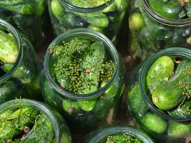 Если хотите получить хрустящие и вкусные консервированные огурцы – обязательно добавьте это. Быстрый рецепт